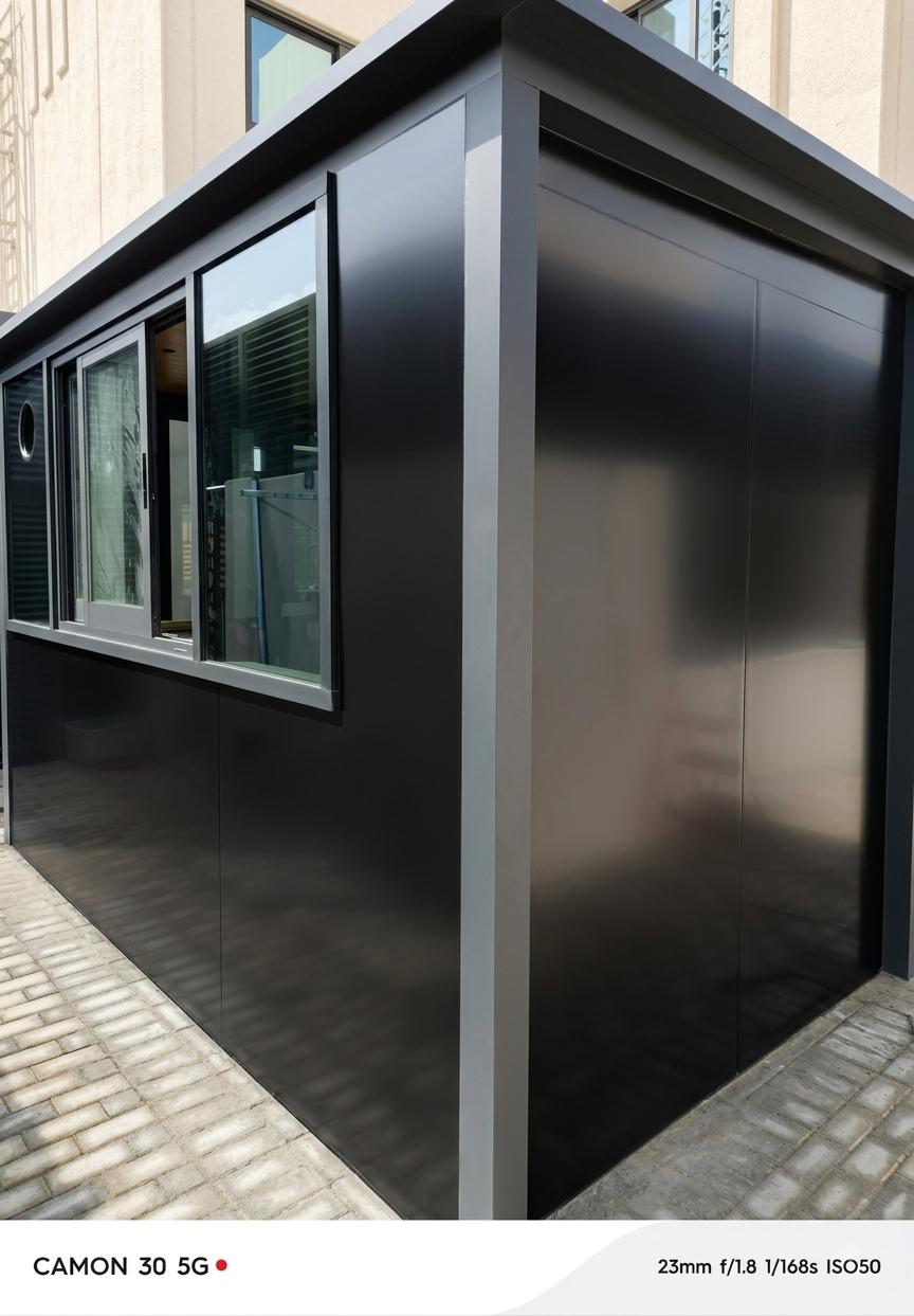 Glass room corner exterior finish